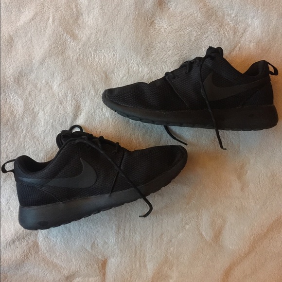 all black roshe run
